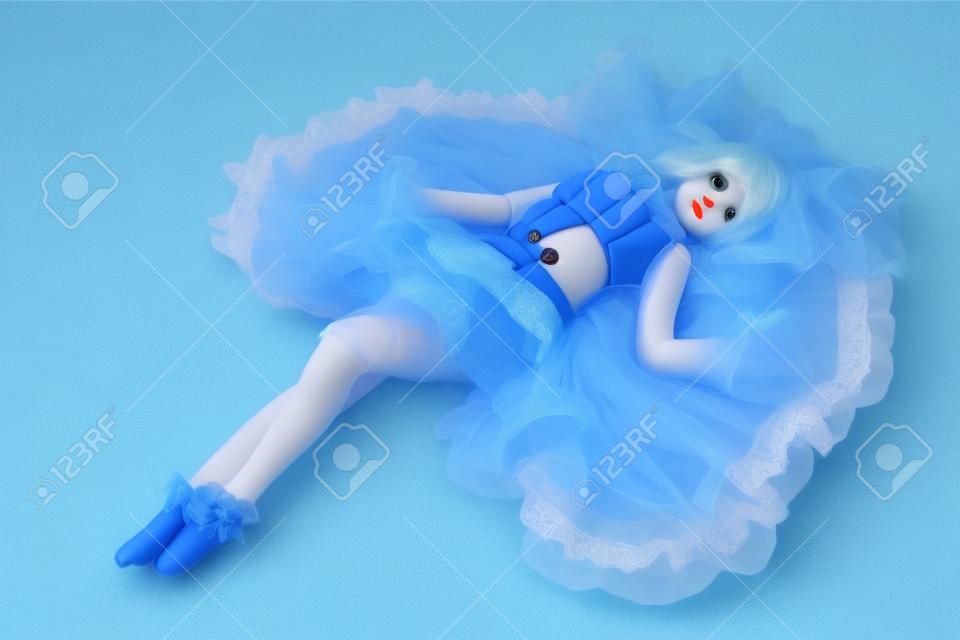 Junge Frau posiert in Kugelgelenk Puppe Cosplay