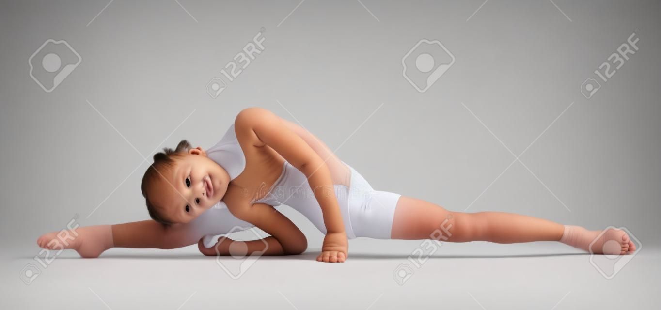 Portrait en pied d'un gymnaste enfant isolé sur fond blanc