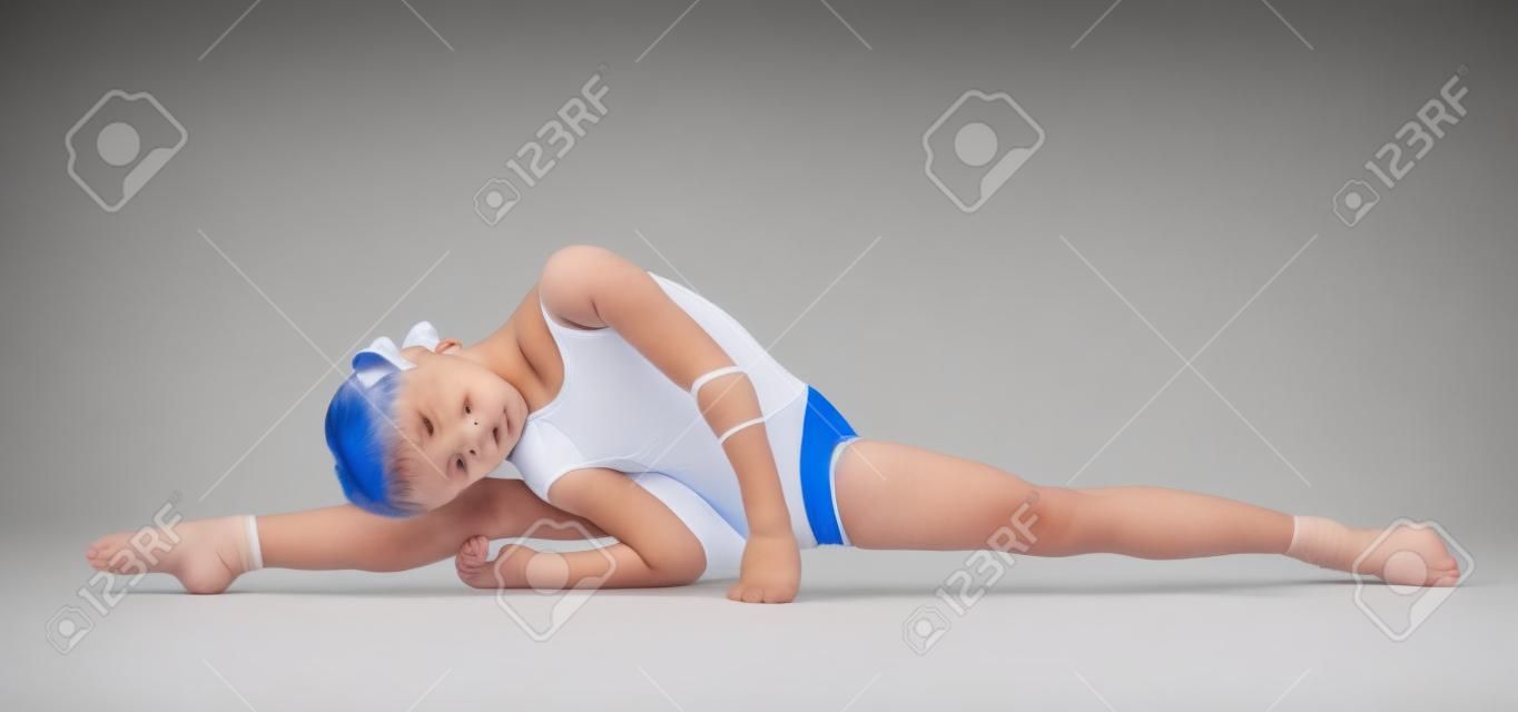 Portrait en pied d'un gymnaste enfant isolé sur fond blanc