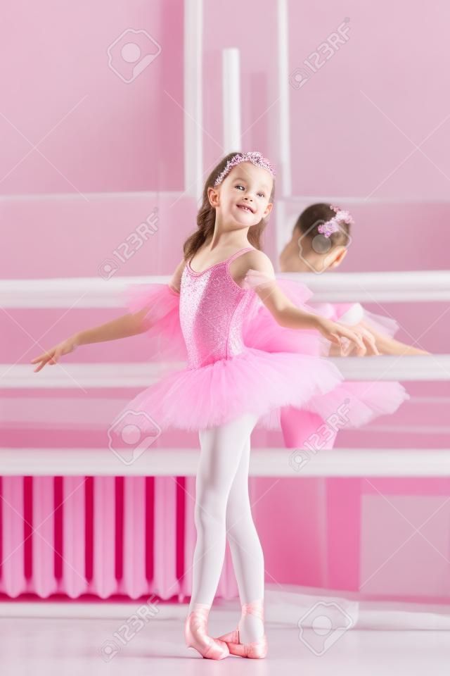 Disparo de estudio de bailarina petite posando en tutú rosa