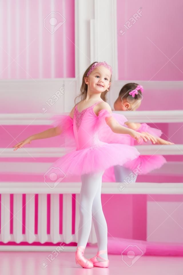 Disparo de estudio de bailarina petite posando en tutú rosa