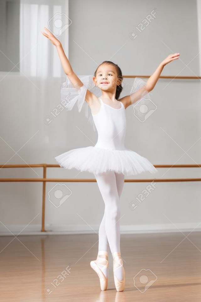 Lezione di danza Petite ballerina di danza a porte chiuse