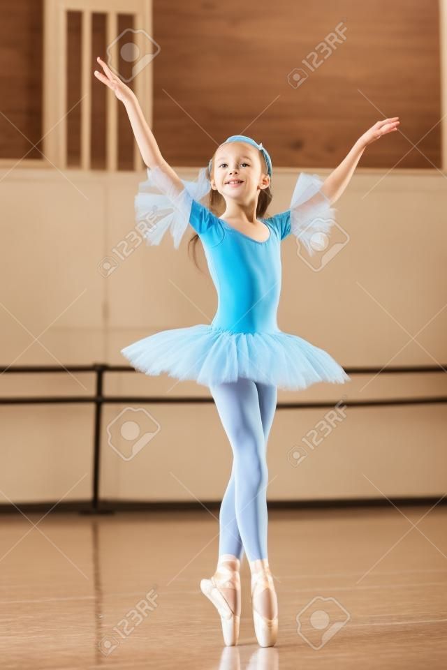 Балет класс Petite балерина танцует на камеру
