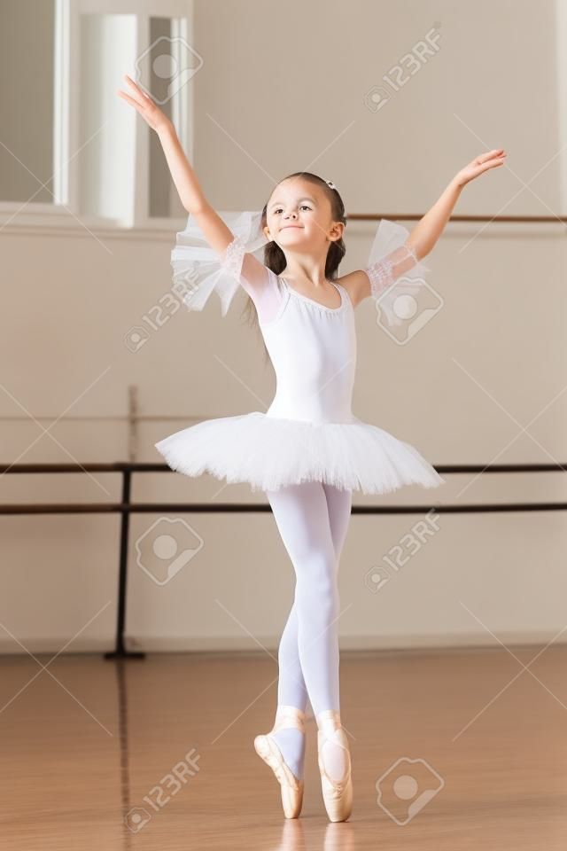 Балет класс Petite балерина танцует на камеру