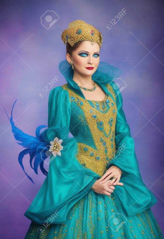 Retrato de cuerpo entero de la muchacha bonita en traje de carnaval edad media como reina