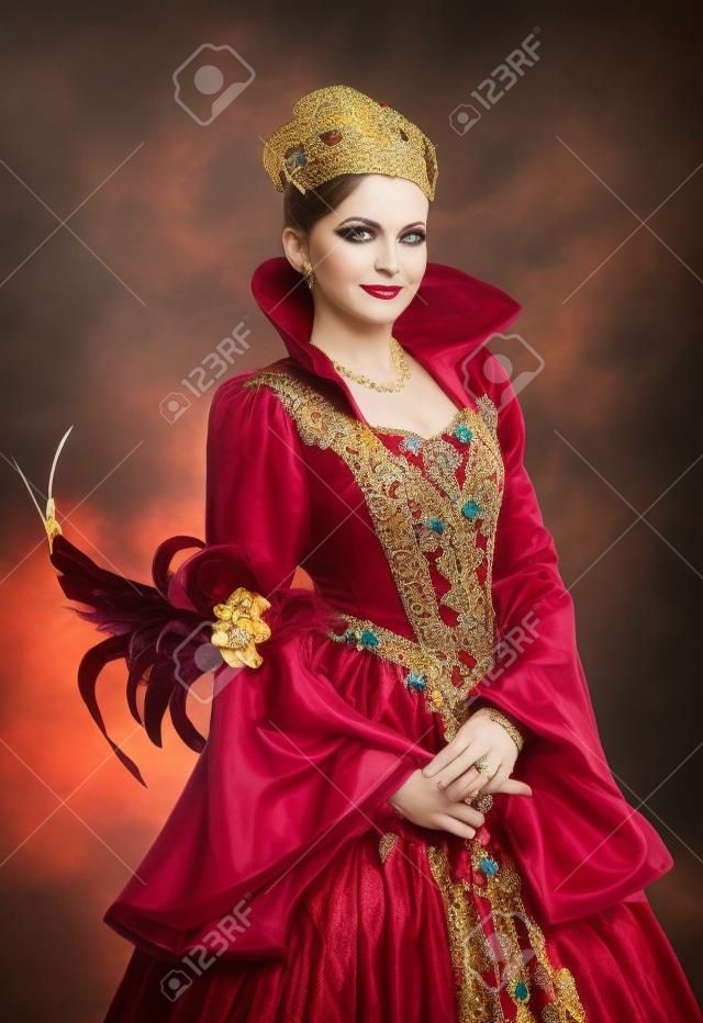 In voller Länge Portrait von hübschen Mädchen im Karnevalskostüm Mittelalter wie Königin
