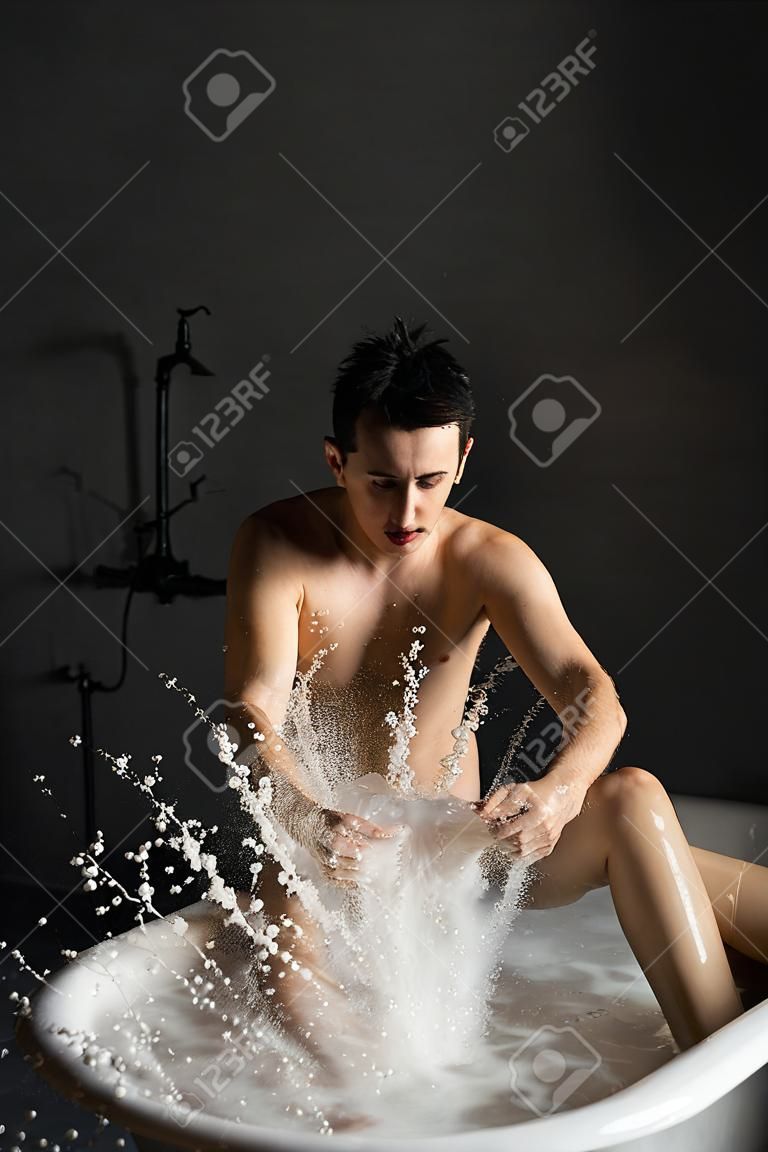Mann ertränkt eine Frau in der Badewanne im Dunkeln