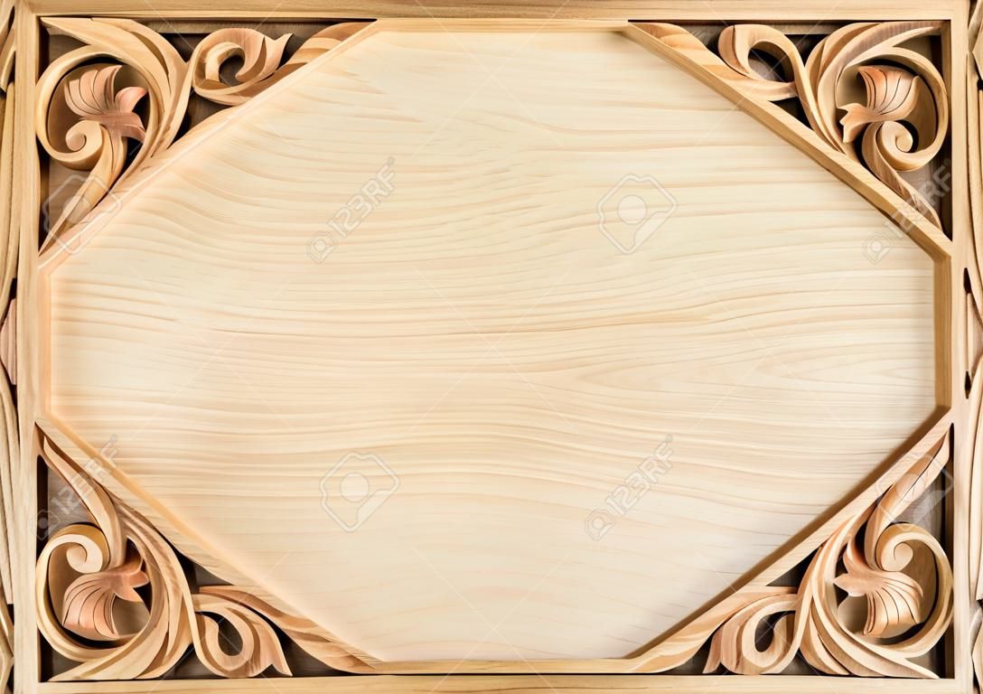 Muster der Blume geschnitzten Rahmen auf Holz Hintergrund