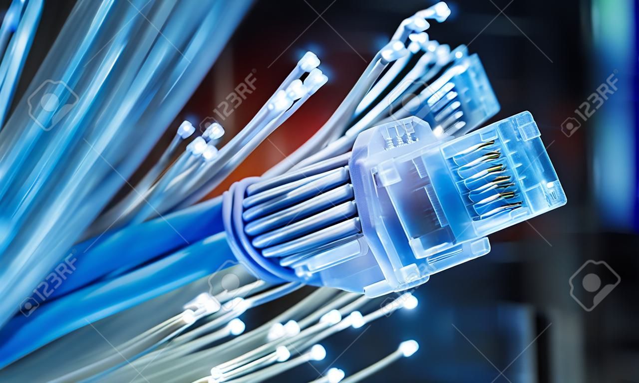 Cables de red con fondo abstracto de fibra óptica
