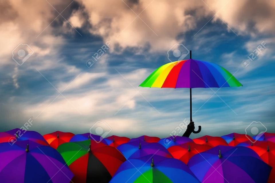 검은 우산, 창의적인 아이디어 또는 리더십을위한 개념의 질량에 무지개 우산