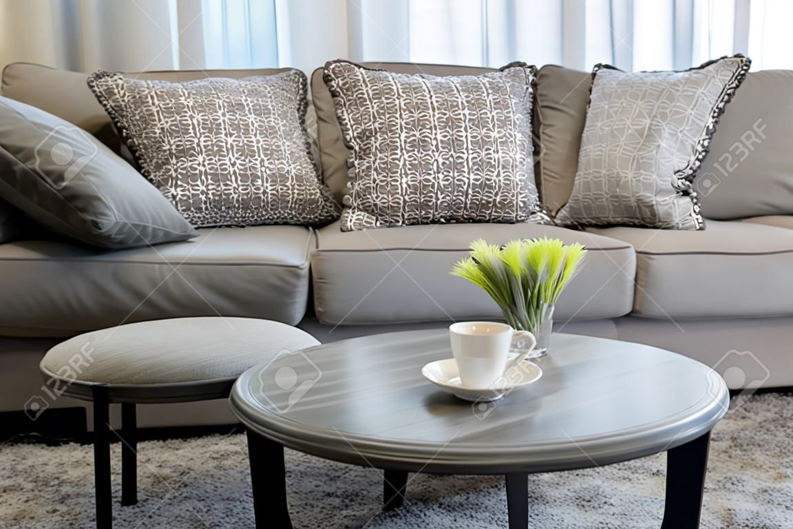 Прочный коричневый твид диван с подушками серых рисунком