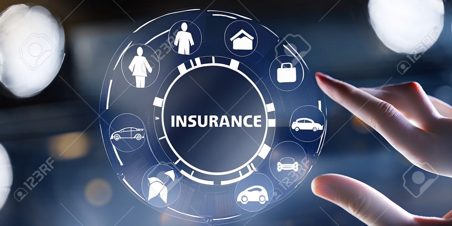 Assicurazione, concetto di Insurtech di viaggio dei soldi dell'automobile della famiglia di salute sullo schermo virtuale.