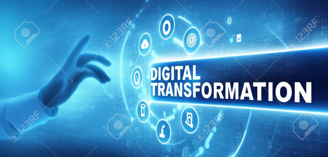 デジタルトランスフォーメーションデジタル化の中断イノベーション技術革新プロセス自動化インターネット概念。仮想画面のボタンを押す。