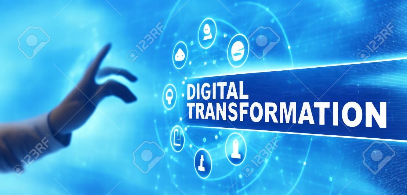 Concetto di Internet di automazione dei processi della tecnologia dell'innovazione dell'interruzione della digitalizzazione della trasformazione digitale. Premendo il pulsante sullo schermo virtuale.