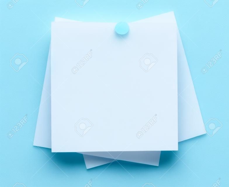 Close-up of macro van een set blanco plakbiljetten met pushpin geïsoleerd op witte naadloze achtergrond