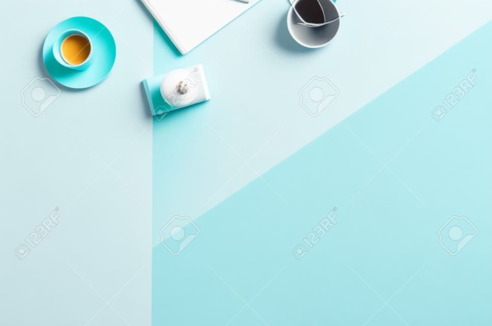 비즈니스 프리랜서 여자 작업 공간 책상 복사본 공간 배경의 평면 누워 사진. 위에서 찍은 이미지, 상위 뷰. 다채로운 종이 배경을 가진 최소한의 스타일