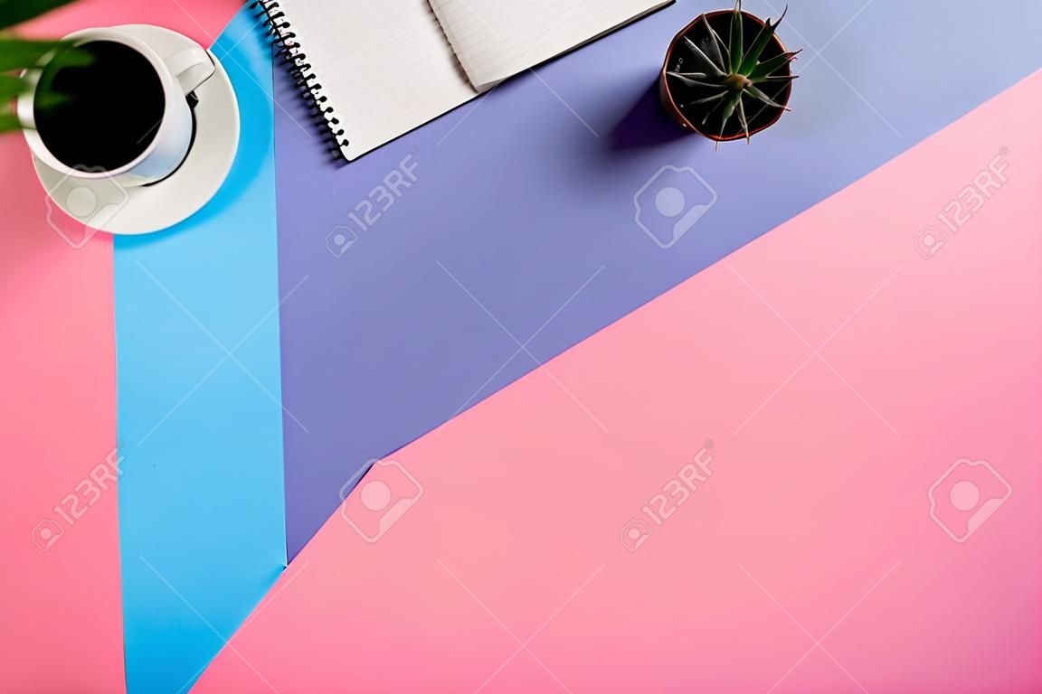foto en plano de un profesional independiente de negocios escritorio Mujer espacio de trabajo con el fondo del espacio de la copia. Imagen tomada desde arriba, vista desde arriba. estilo minimalista con papel de colores contexto