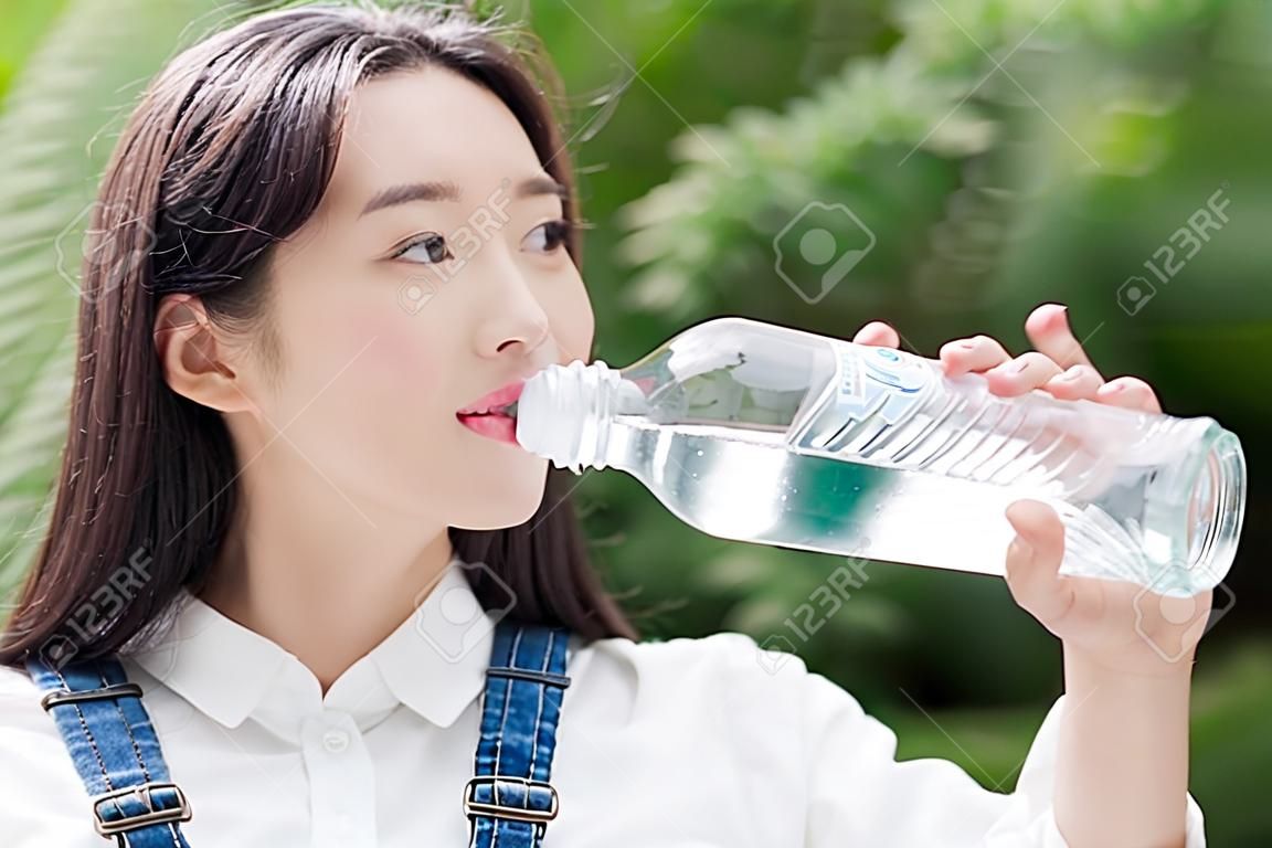 女孩喝瓶裝水，亞洲女子
