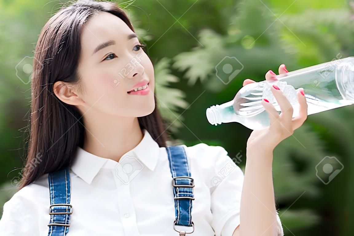 女孩喝瓶裝水，亞洲女子
