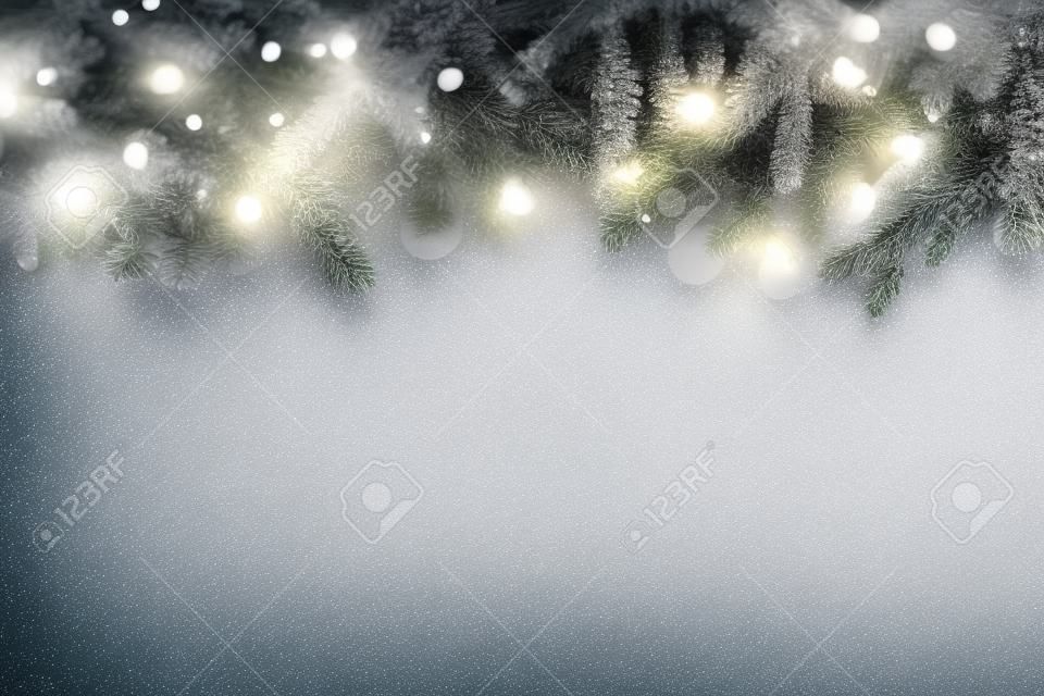 Fundo da árvore de Natal com luzes no fundo cinza claro. Cartão de ano novo com lugar para o texto. Fundo festivo da decoração.