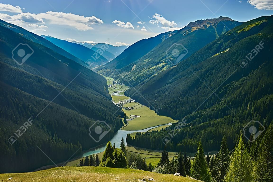 Berglandschaft mit bewaldeten Tal und einen kleinen Fluss