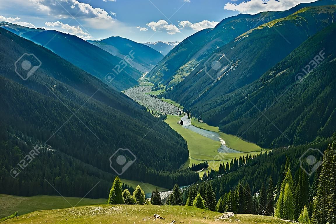 Berglandschaft mit bewaldeten Tal und einen kleinen Fluss