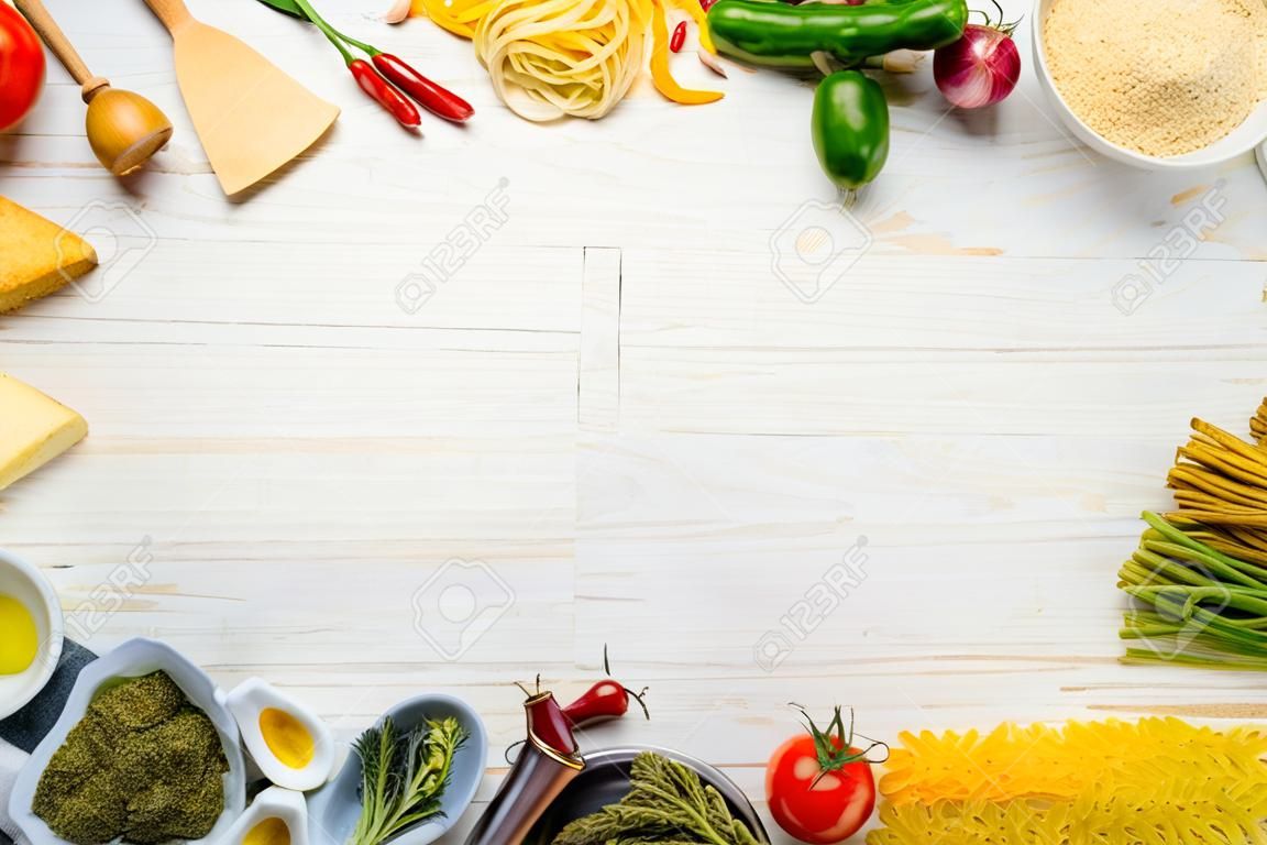 Copie el marco del espacio con cocina italiana Ingredientes de cocina de alimentos.