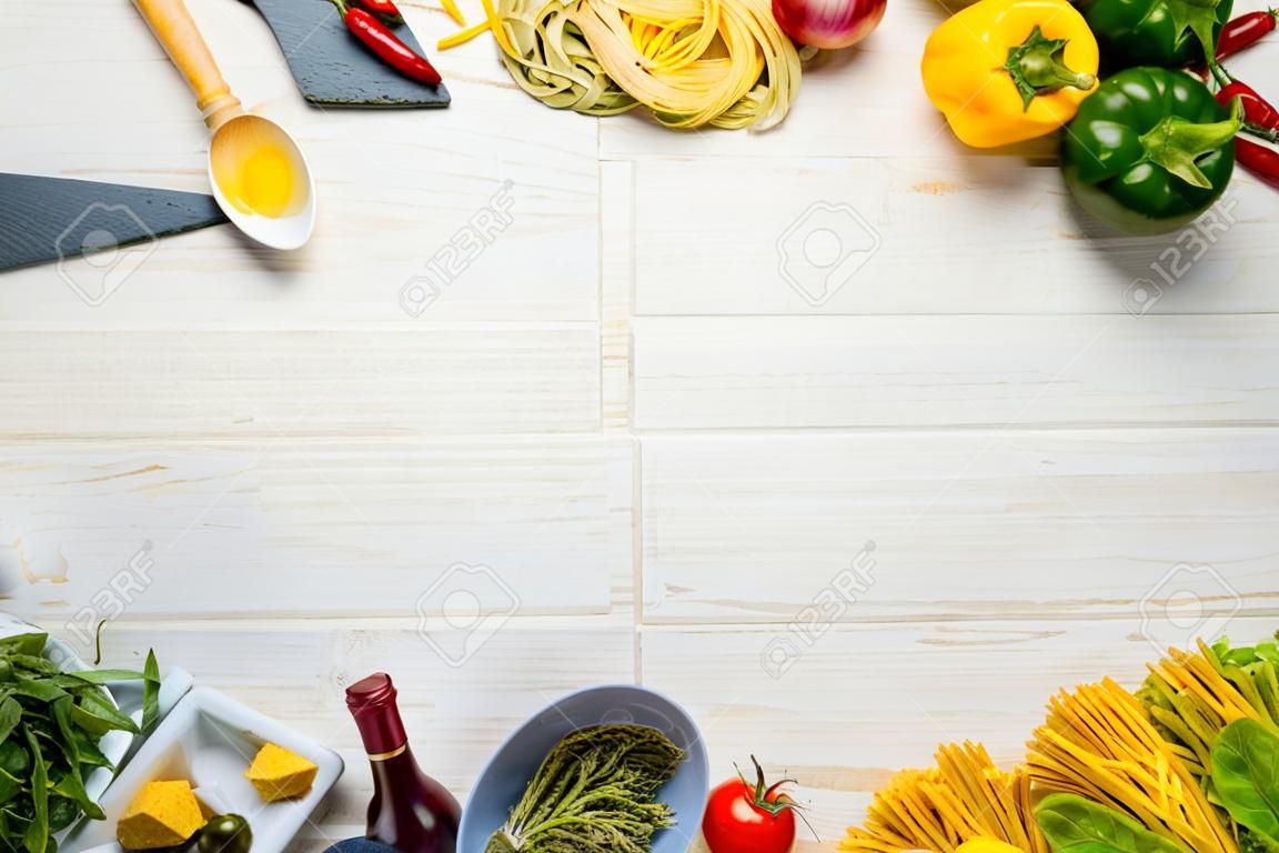 Copie el marco del espacio con cocina italiana Ingredientes de cocina de alimentos.