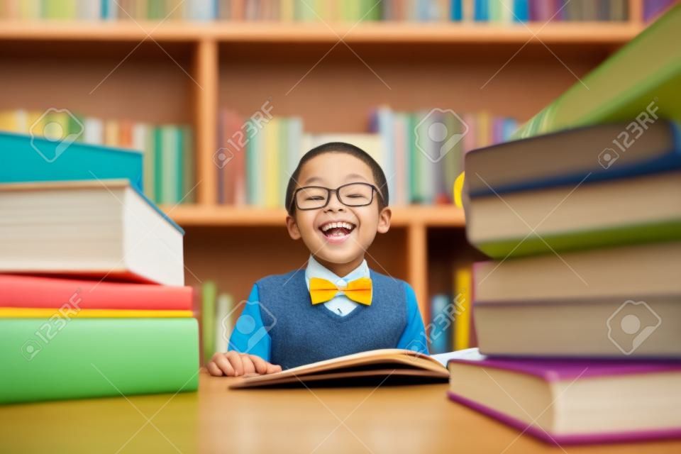 Портрет веселых ученик начальной школы, чтение книг.