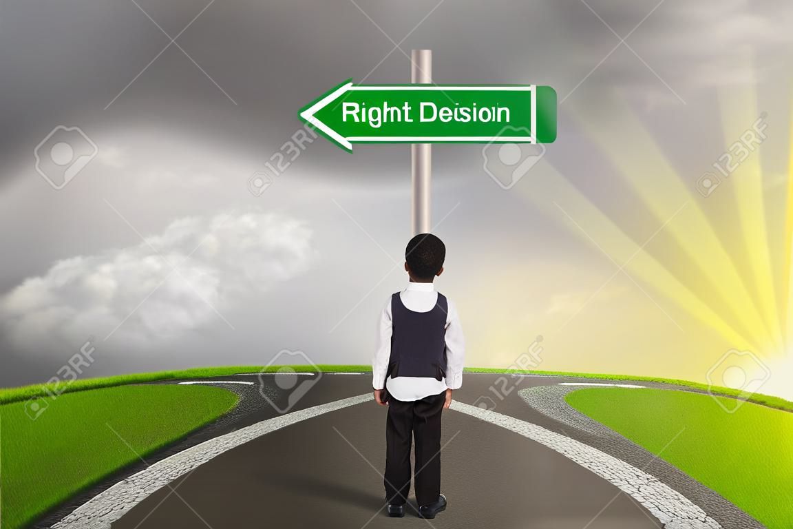 Pequeño niño de negocios está de pie en el camino con un signo de derecha vs decisión equivocada