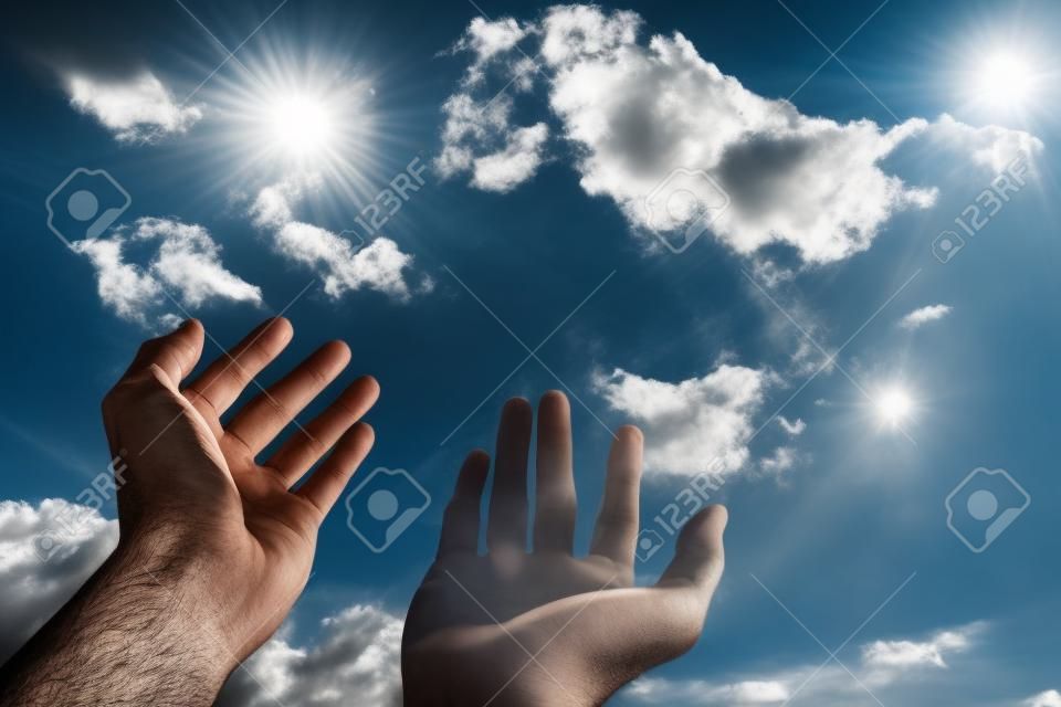 Gökyüzüne doğru ulaşan bir adam hands