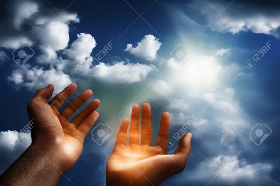 Gökyüzüne doğru ulaşan bir adam hands