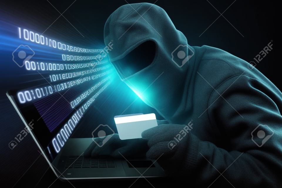 盗まれたクレジット カードを使用するハッカー
