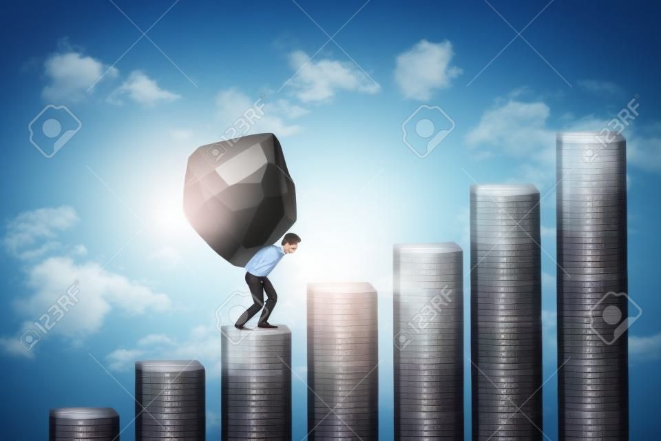 年轻商人走在财务图上，背着一个大石头概念的辛勤工作