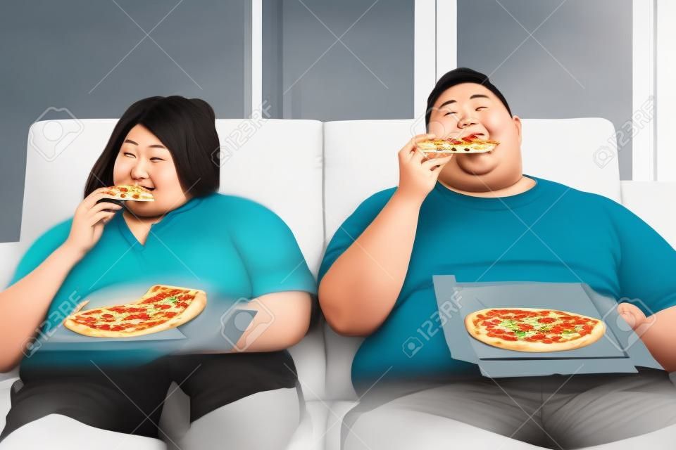 Portret grubej azjatyckiej pary jedzącej pizzę podczas oglądania telewizji ze znudzeniem w salonie