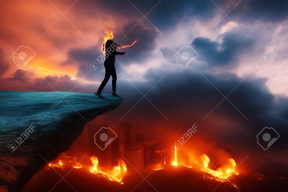Giovane imprenditrice che cammina con gli occhi bendati sulla scogliera con la città del fuoco sullo sfondo del cielo tempestoso