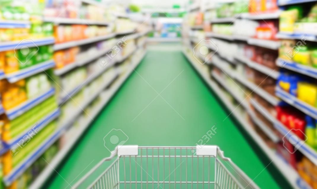 Efecto borroso en el pasillo del Supermercado con carro de la compra plateado y verde vacío, Comprador eligiendo la comida en el supermercado Comprador de pánico por acaparar comida, Concepto Coronavirus Covid-19.