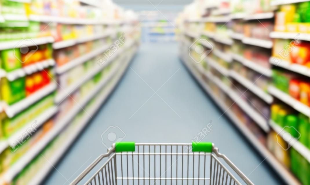 Unscharfer Effekt im Supermarktgang mit leerem silbernem und grünem Einkaufswagen, Käufer, der das Essen im Supermarkt auswählt Panikkäufer zum Horten von Lebensmitteln, Coronavirus Covid-19-Konzept.