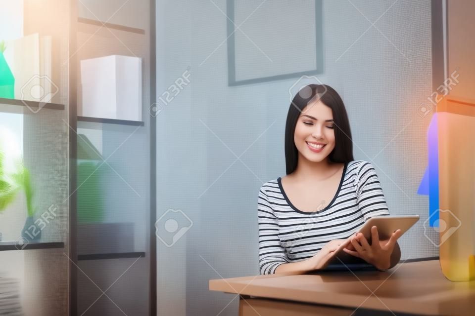 美丽的年轻女子使用平板电脑