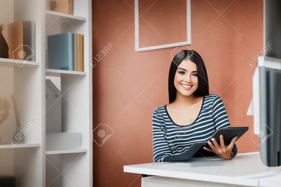 美丽的年轻女子使用平板电脑