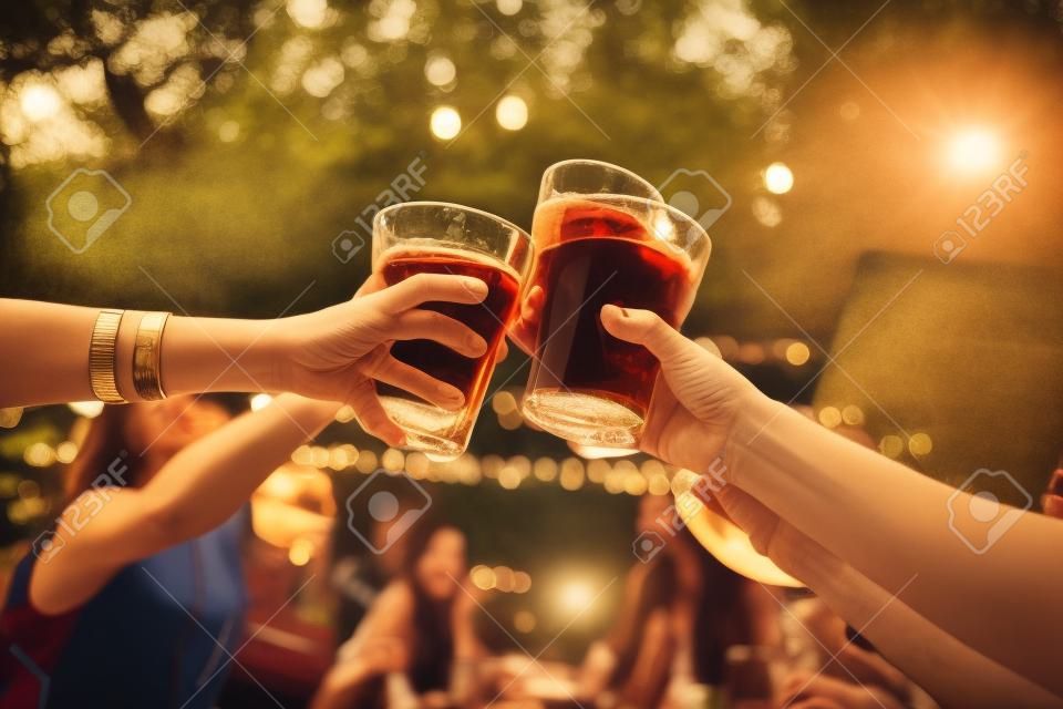 Saludos a los mejores amigos, Grupo de amigos disfrutando de bebidas de la tarde, estilo vintage.