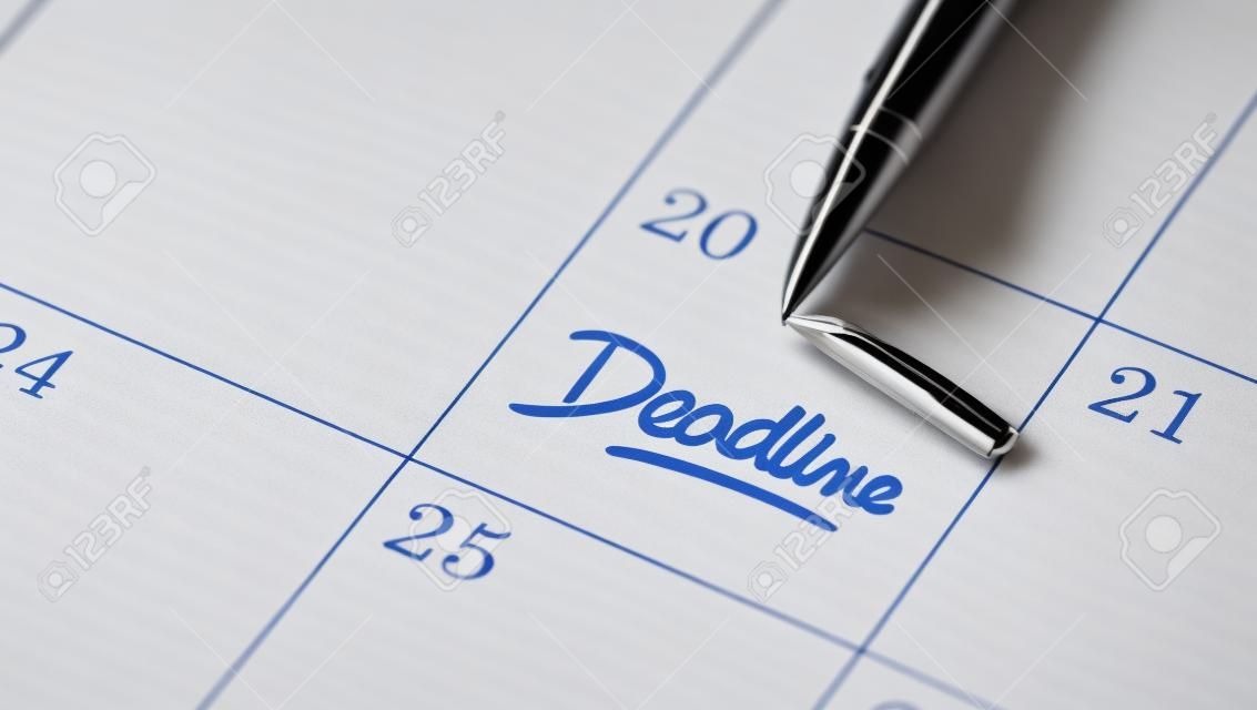Closeup de uma agenda pessoal definindo uma data importante escrita com caneta. As palavras Deadline escrito em um caderno branco para lembrá-lo de um compromisso importante.