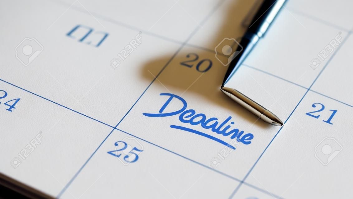 Closeup de uma agenda pessoal definindo uma data importante escrita com caneta. As palavras Deadline escrito em um caderno branco para lembrá-lo de um compromisso importante.