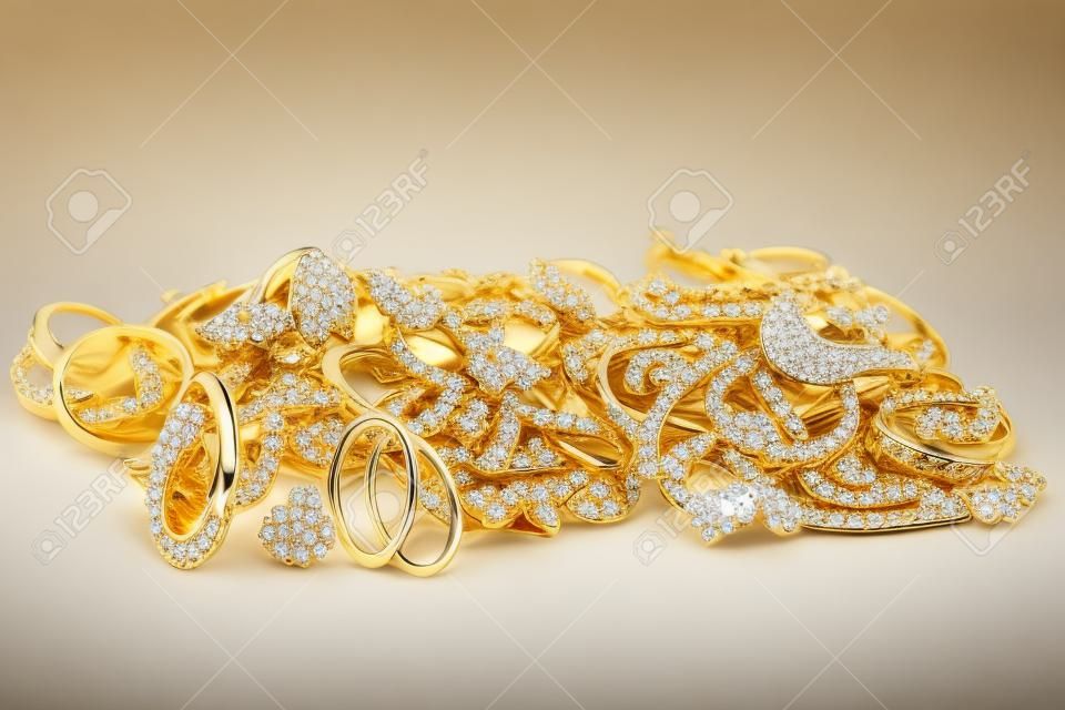 Złota biżuteria na białym tle