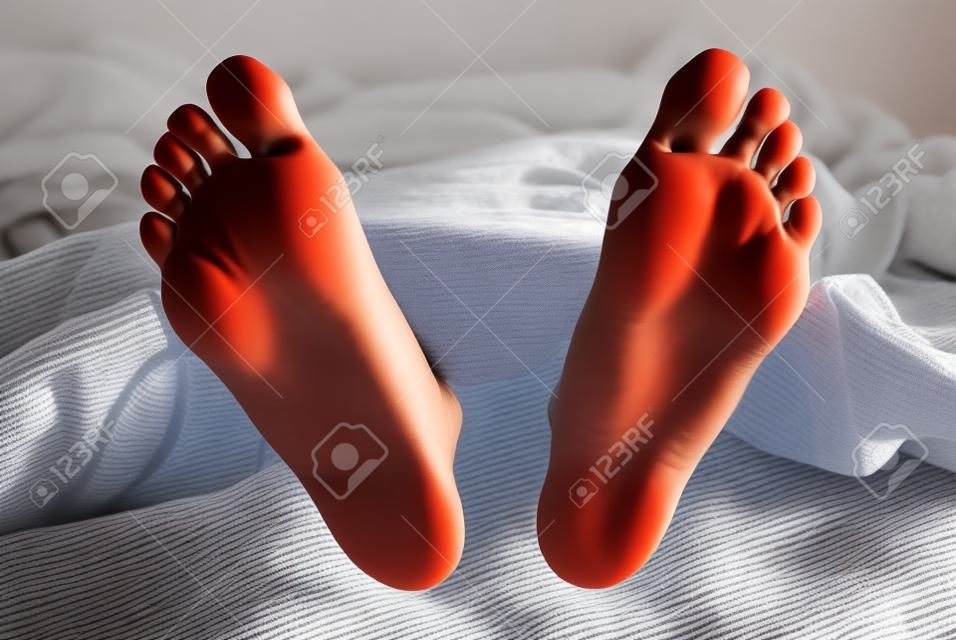 Mädchen-Füße aus der Decke