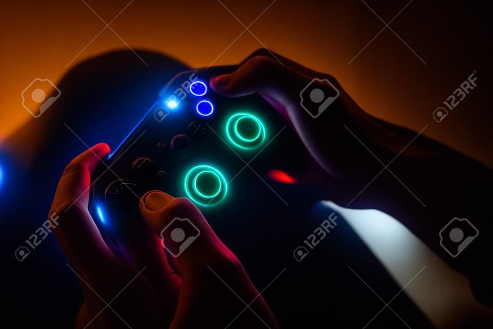 Echte gamer. Een videogame controller in de handen van de mens in de nacht