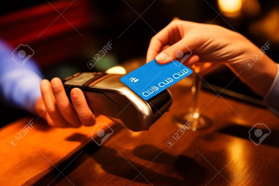 클럽 카드. 바에서 청구서를 지불하는 동안 클럽 카드를 사용하는 일반 고객