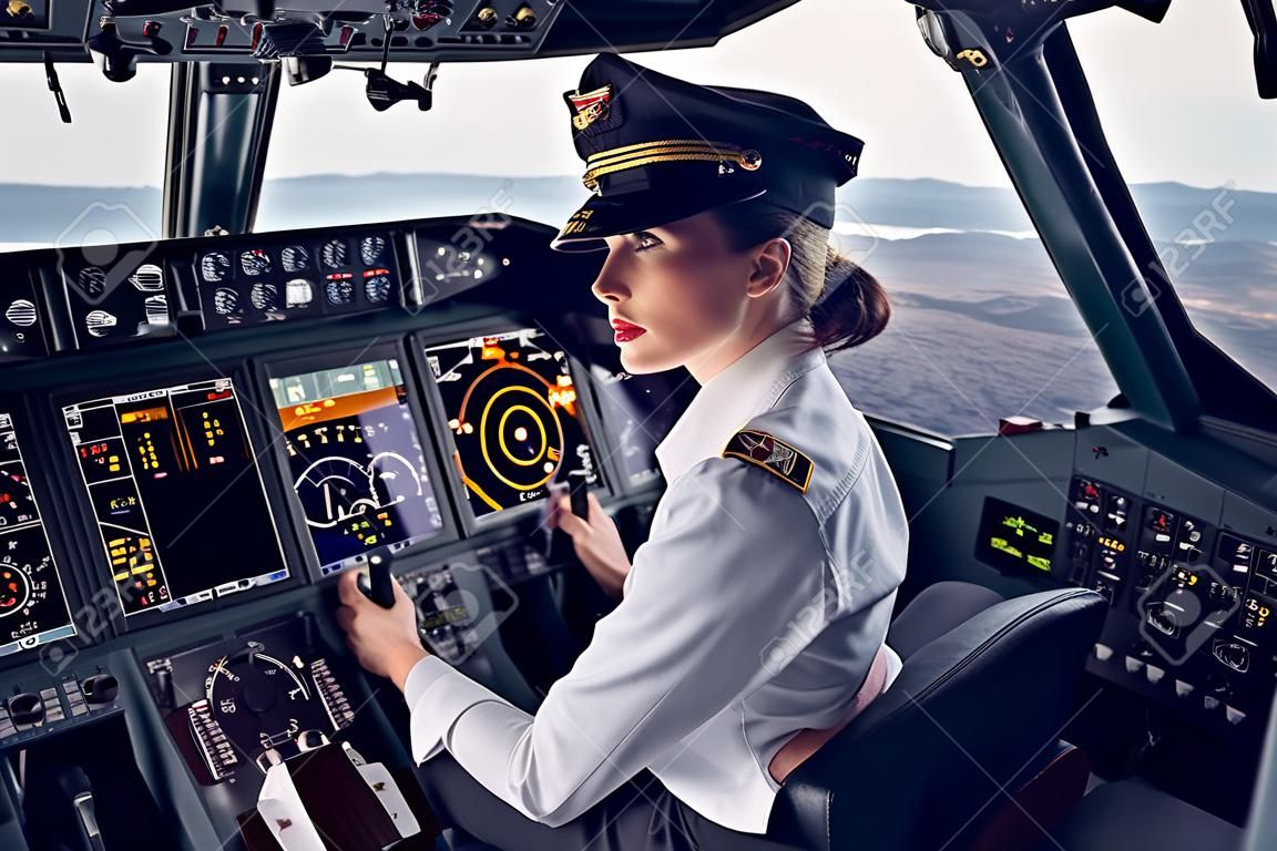 Co-pilote songeur de femme brune assis dans le cockpit