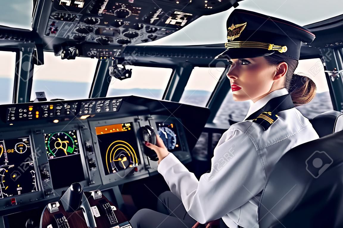 Co-pilote songeur de femme brune assis dans le cockpit