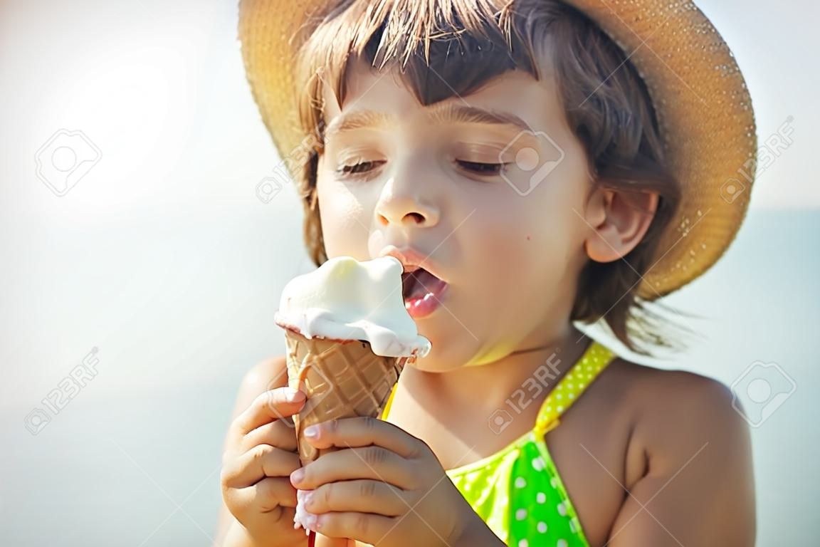 il bambino mangia il gelato sul mare. Messa a fuoco selettiva. estate.
